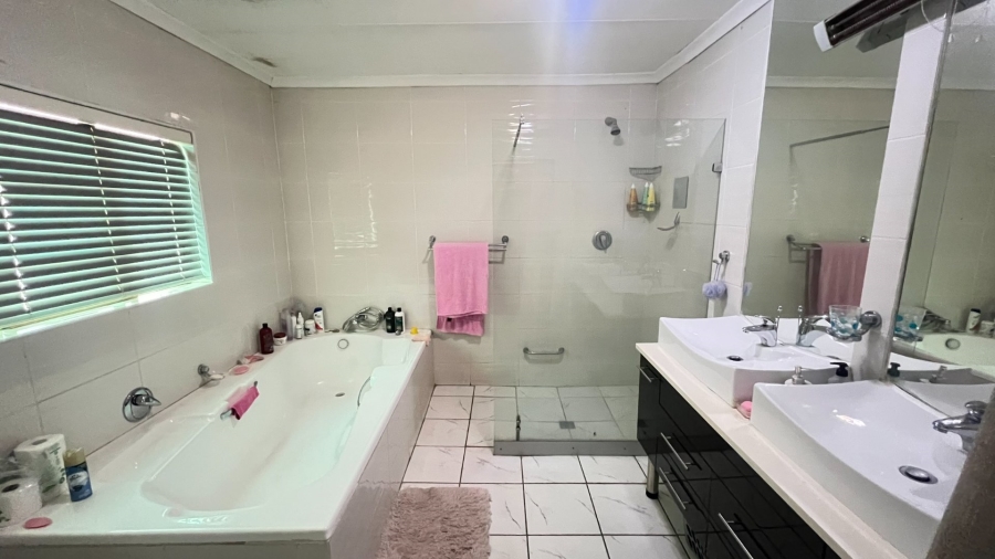 4 Bedroom Property for Sale in Langenhovenpark Free State